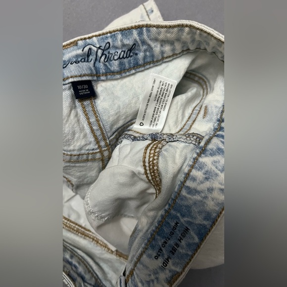 Universal Thread Women's Faded Blue Jean Shorts - Picture 6 of 6